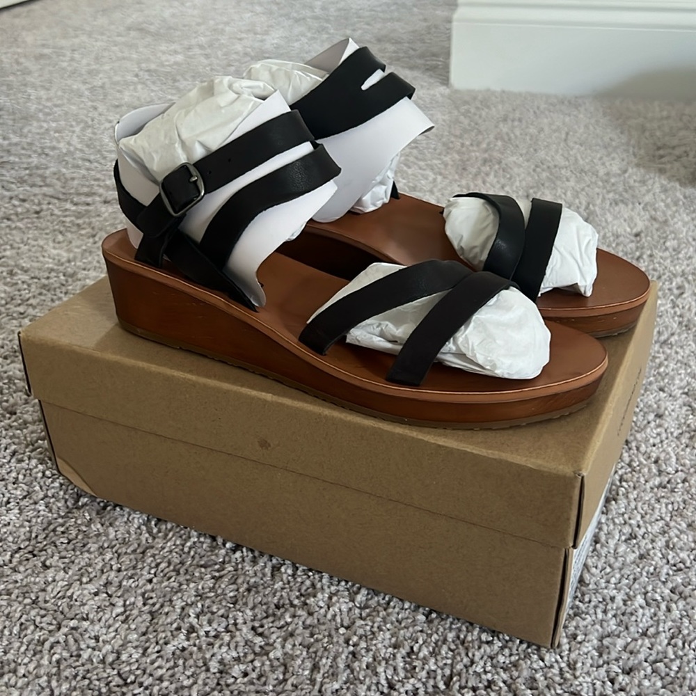 NWT Lucky Brand black summer sandals